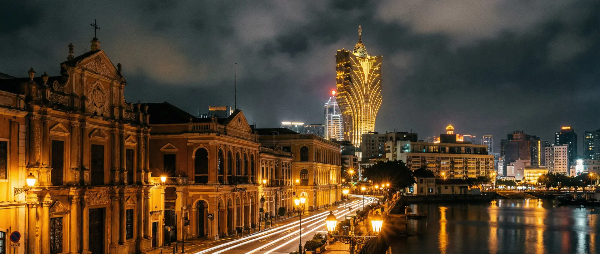 澳门夜景全景，展现 澳门博彩 之都的璀璨灯火与葡式殖民建筑